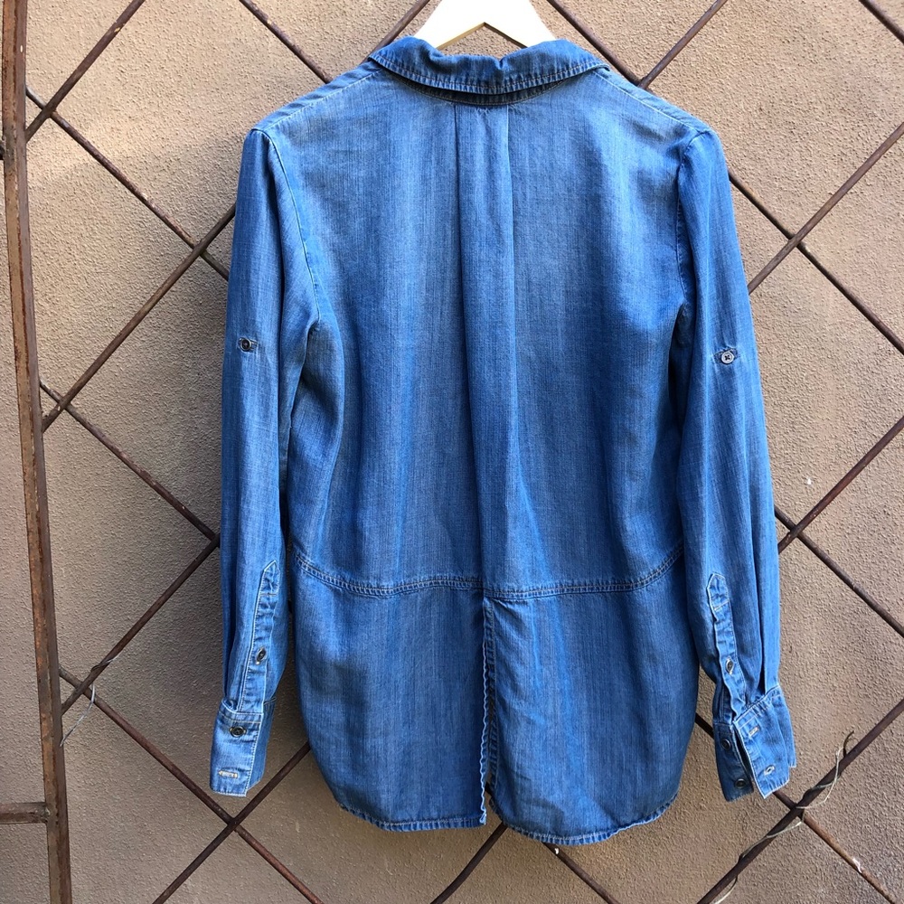 Cloth & Stone Chambray Split Back hem Button Down - Picture 4 of 8